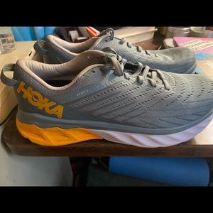 Hoka Arahi 4